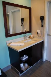 长滩海滩旅馆汽车旅馆的一间带水槽和镜子的浴室