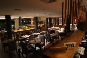 蒙得维的亚波托布西奥酒店的一间带桌椅的餐厅和一间酒吧