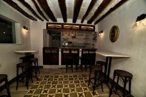 伊斯纳哈尔Casa Las Tinajas的一间酒吧,里面设有桌子和凳子