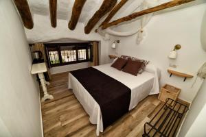 伊斯纳哈尔Casa Las Tinajas的一间卧室设有一张大床和一个窗户。