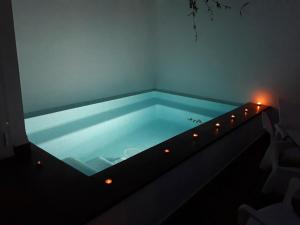 伊斯纳哈尔Casa Las Tinajas的黑暗的客房内设有带灯光的浴缸。