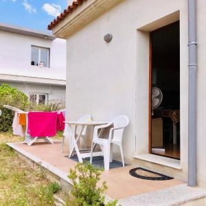 西尼斯科拉appartamento vacanze Sardegna的房屋外带桌椅的天井