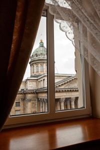 圣彼得堡Best View Kazanskaya的享有大楼景致的窗户