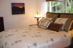 HaikuBamboo Valley Inn的一间卧室配有一张床,床上有鸟儿床罩