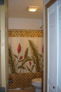 HaikuBamboo Valley Inn的一间带卫生间的浴室和花卉壁纸