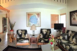 哈纳Kailani Suite at hana Kai Resort的客厅配有两把椅子和一张桌子