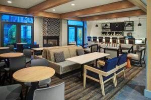 达拉斯达拉斯林肯公园凯悦酒店的餐厅设有桌椅和沙发。