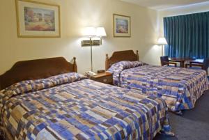 利兹America's Inn - Leeds的一间酒店客房,房间内设有两张床