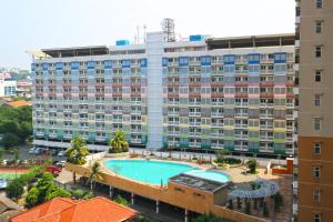 德波Dewi Depok Apartment Margonda Residence 2的公寓大楼前方设有游泳池
