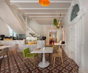 乔治市麦卡利斯特庄园酒店的大堂设有桌椅和楼梯。