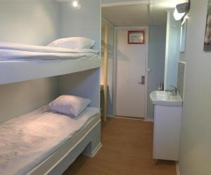 斯德哥尔摩古斯塔夫克林特船屋的客房设有两张双层床和盥洗盆。