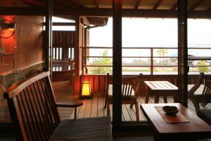 热海Taiseikan的餐厅设有桌椅和窗户。