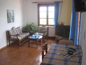 埃夫迪洛斯Ikaria Utopia - Cusco Studios的客厅配有沙发和桌子