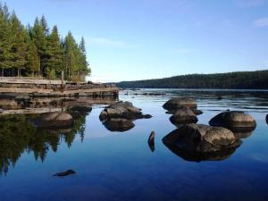 KurravaaraArctic Island - Remote island, reachable only by boat or snowmobile的岩石和码头的水域