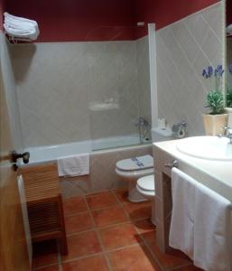 Hotel Rural El Jardin de la Hilaria的一间浴室