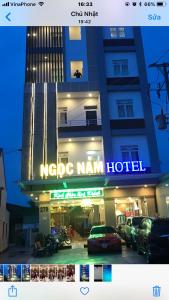 罗夷Ngọc Nam Hotel的一家有标志的旅馆,读了疯子旅馆