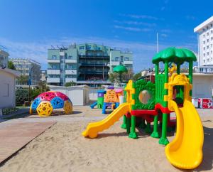 里米尼菲奥里塔行政酒店的沙地里一个配有丰富多彩游戏设备的游乐场
