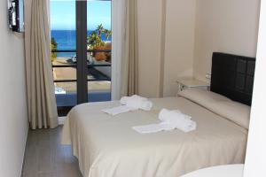莫哈卡尔H Rincón de Diego的酒店客房设有两张床,享有海景。