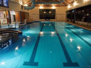塔拉莫尔塔拉莫尔科尔酒店的大楼内一个蓝色的大型游泳池