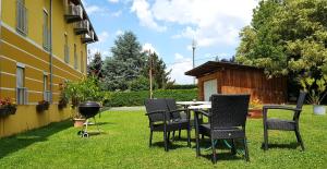 古森多夫福鲁克斯佩威特酒店的院子里的一组椅子、桌子和烧烤架