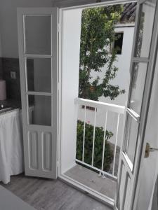 贝赫尔-德拉弗龙特拉Casa Patio Paraíso的开放式门,享有窗户的景色