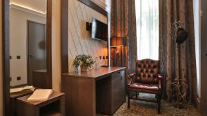 TaageperaCastle Spa Wagenküll的酒店客房配有书桌和椅子