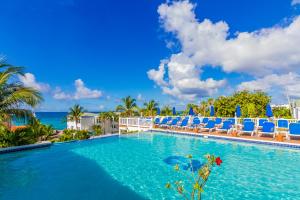 辛普森湾拉维斯塔海滩度假酒店的一个带蓝色椅子和海洋的大型游泳池