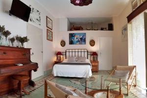 卡索拉La Casa De Las Bicicletas的一间卧室配有一张床和一架钢琴