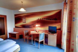 巴特海尔布伦兆博卡比奈特旅馆的酒店客房设有一张书桌、一台电脑和一张床