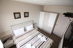 科帕奥尼克Apartment G10 Milmari resort的一间卧室配有一张带两个橱柜的床和一台电视机。