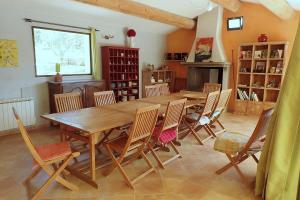 卡代纳La Tuilière en Luberon的一间带木桌和椅子的用餐室