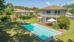 莫列马阿Madame Vacances Villas Club Royal Ocean 17的享有带游泳池的房屋的空中景致