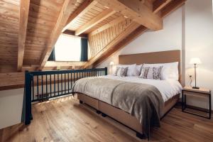 席尔瓦普拉纳Conrad's Mountain Lodge的一间卧室设有一张大床和木制天花板。