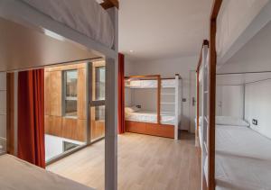 哈维亚哈维亚青年旅舍的带2张双层床的卧室