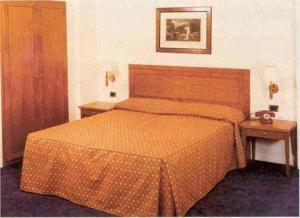 蒙特鲁科天堂酒店的酒店客房,设有床铺和2个床头柜