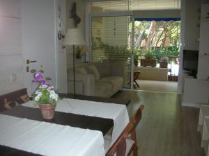 加瓦Groc Gava的客厅配有桌子和沙发