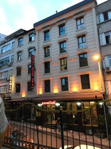 伊斯坦布尔格兰特乌米特酒店的街道拐角处的建筑物