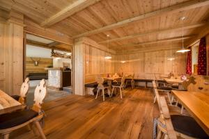Fleres丽景酒店的一间铺有木地板的用餐室,拥有木墙