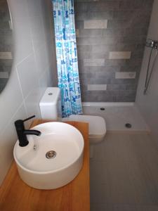 德尼亚Aqua House的一间带水槽、卫生间和淋浴的浴室
