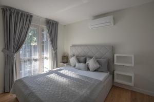 耶德库安特"Comfort Stay" - Juodkrante的白色卧室设有一张大床和窗户