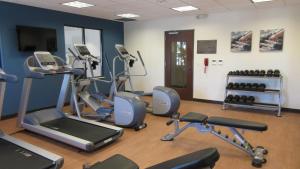 博伊西Comfort Inn & Suites Boise Airport的健身房设有数台跑步机和健身器材