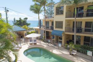 麦夸里港海滨假日公寓的大楼前设有游泳池的酒店