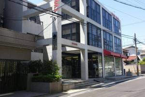 名古屋Nagoya Motoyama House D的街道边的建筑物