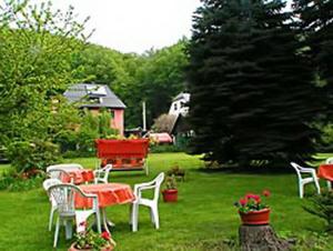 RathmannsdorfHaus Grüllich的草地上带桌椅的花园