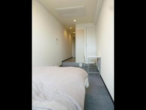 名古屋Nagoya Motoyama House D的卧室配有白色的床和书桌