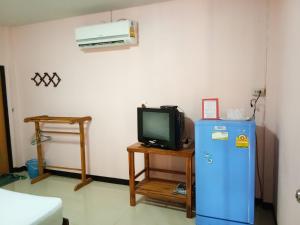 Sawankhalok萨克通度假酒店的客房设有电视和小冰箱。