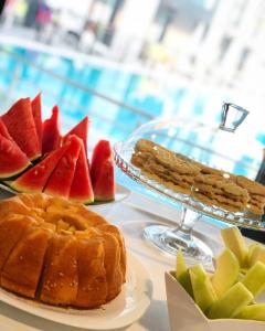 贝尔格莱德好莱坞康体中心及水上公园卡尔尼酒店的一张桌子,上面放着一盘面包和水果