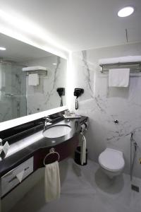 吉隆坡吉隆坡克鲁斯酒店的一间带水槽、卫生间和镜子的浴室