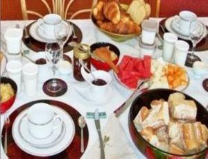 拉波勒城堡别墅酒店的餐桌上放有盘子和碗的食物