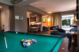 墨西拿阿夸德尔康特公寓酒店的一间设有台球桌的客房
